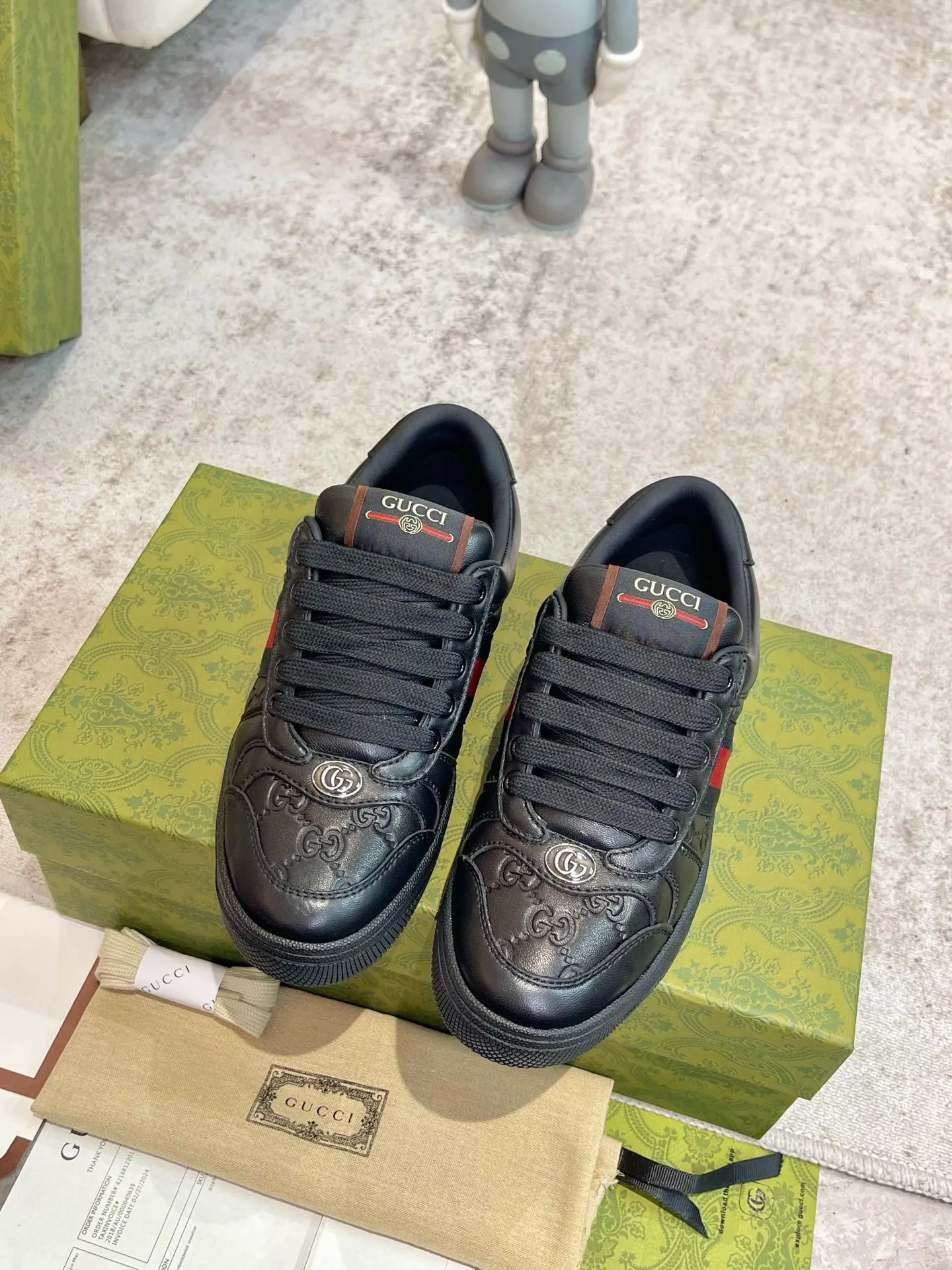 Ex-factory price: 540💰 GUCCI Gucci's newly upgraded back cover lining, top-notch old dirty shoes, classic casual sports shoes for couples, retro sneakers and old G family dirty shoes, updated at the counter simultaneously! ①The shoe upper has the same water-based edge coating process as the original version⚠️The ordinary oil edges on the market have a strong glue feel and are easy to fall off! Grade A first-layer nubuck leather (with pores)/matching computer embroidered double G cloth, high-density terry velvet lining. ② A PVC transparent small round mark sealing line is added to the details of the midsole. The mold is opened six times and the jewelry craftsmanship is used to customize the two-color double G buckle, striving to be the same as the original version. A pair of buttons is more than three times more expensive than ordinary buckles on the market. ③An old two-color washable label, the chip is placed on the outer waist of the right foot, the entire shoe is completely hollowed out with rubber technology, TUP material (rubber to distinguish the market) with the latest green packaging from the counter, 3D printed handbag, and a pair of shoelaces. There is no pressure when entering and exiting the counter. You can buy a 1:1 accurate replica of the original version and modify and upgrade it repeatedly. The details are perfectly restored, the materials are all customized, and they are truly top-notch. Please look at the details clearly to identify the quality. Upper: First-layer frosted cowhide/embroidered double G cloth. Lining: original high-density velvet lining. Foot pads: original pearlescent sheepskin. Outsole: private molded vacuum TPU material. Packaging: original top-grade full set packaging at the counter. Shoe size: women's size 35-40, men's size 39-44 (men's size 38, 45🉑️customized, non-returnable)